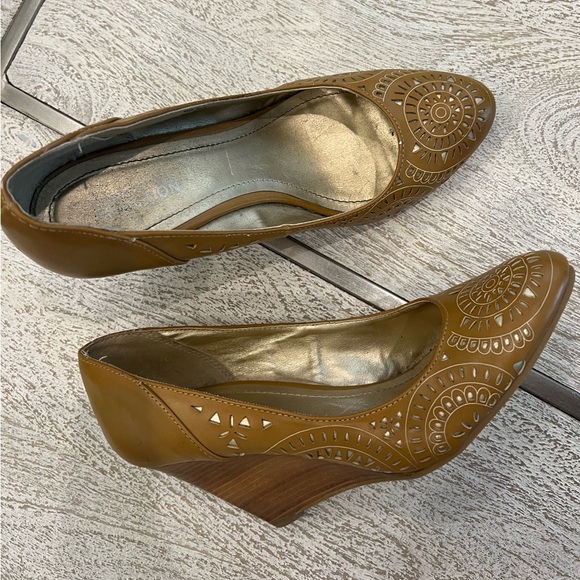 Kenneth Cole Reaction Shoes - Kenneth Cole Women's Tan Courts Wedges